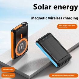 Novo modelo privado Modelo 5000 Mah Magnetic Wireless Carregamento de carregamento rápido Power Bank Solar Fonte de alimentação articulada Rougel