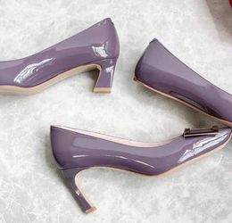 Платье обувь женская дизайнерская обувь насосы обнаженная пурпурная вечеринка свадебная выпускная туфли для туфли квадратная пряжка патентная кожаная мода