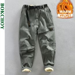 Autumn Winter Mens Cargo Velvet Pants Loose Belt Comfortable Soft Cotton Multi Pockets Retro Street Trousers AZ381 240412