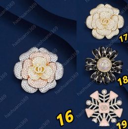 Camellia SinensisLuxury Designer Brand Letter Drooch 18K Gold-Plated Ccrystal Rhinestone Brooches Charm Pearl Needle Wedding Party Gift Accessories Jewellery