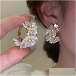 Stud 2024 New Exquisite White Flower Splicing Hoop Earrings For Women Fashion Geometric C Korean Trend Elegant Jewelry Gifts Nice Dro Otkl5