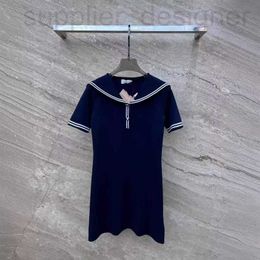 Grundläggande avslappnade klänningar Designer Nanyou Zhi 24 Tidig vår Navy Neck Sticke Dress Fashion Letter Brodery Ålder Minska färgkontrast Slim Fit Short Kirt UDG9