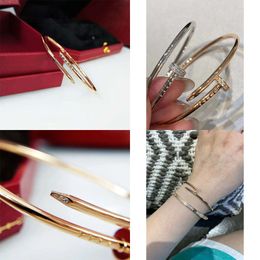 Thin 2024 Nail Elastic for Men and Women's Designers Pure Sier Top V-shaped Gold Lightweight High End Diamond Box Bracelet Original Quality