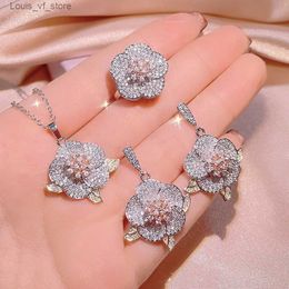 Zestawy biżuterii ślubnej 925 Sterling Srebrny luksusowy klaster Diamond Pierścienie damskie Kwiat Trzyczęściowe pełne prezenty zaręczynowe dla kobiet H240426