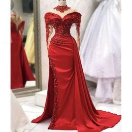 Odłączona seksowna strona z długimi sukienkami z rozciętymi spódniczką koronkowe aplikacje koraliki z ramion ciemnoczerwoną suknię wieczorową dla kobiet impreza Specjalna sukienka OCN