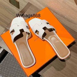 Designer Família Slippers Oran Sandal Fashion 2024 Slipper Leather and Versátil For Women Summer Tive Logo