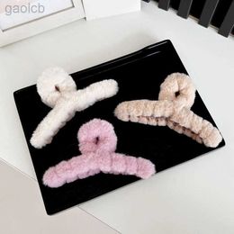 Hair Clips Barrettes Cute Plush Hair Claw Faux Fur Elegant Acrylic Hairpins Women Hair Clip Barrette Crab Headwear Winter Girls Hair Accessories Gift 240426