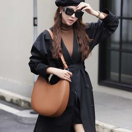 Niche 2024 Design Crescent Shaped Bag Semi-circular Single Shoulder Underarm Womens Genuine Leather Crossbody Tote