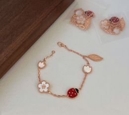 2024 VC Family Luxury Classic Five Flowers smycken Armband 18K Gold Red Beimu Armband High Version Plated Rose V Gold Fashion Charm Armband för dina vänner