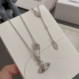 Designer Viviane Westwood Jewelry Empress Dowager Nanas Matching Pin Saturn Chain Necklace Personalized Fashionable Minimalist and Trendy Design Chain 5474