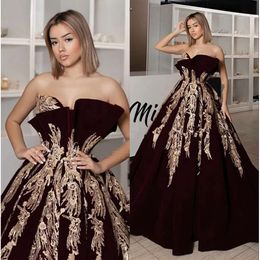 Linia A Prom Velet Bury Sukienki 2020 Arabskie złote koronkowe aplikacje Ruched Dubai Długość podłogi Formalne imprezowe suknie wieczorowe Rabic Pplique
