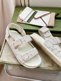5aaaaa Sandals Frauen flache Strandschuhe Luxus Designer Pantoffeln Klassische Muster Paar Fersenhöhe Farbfreies Schiff Versand