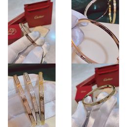 Quality 2024 Thin Narrow Edition Rose Designer Women's Diamond Top V-shaped Gold Sier Bracelet Open Wedding Jewelry Box Q2 Original Quality
