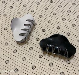 85X52CM Fashion black and white acrylic threedimensional claw clips C style hairpin for ladies collection head accessories Item2148459