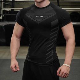 Men's T-Shirts New Men Gym T-shirt High elasticity bodybuilding fitness quick dry short sleeve mens sports Casual tops trend running T-shirtQ240426