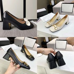 Мода красивая одежда для обуви летние дизайнерские женские сандалии металлические декоративные кожа