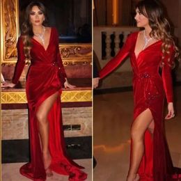 Deep Arabic V Red Sexy Neck långa ärmar Veet aet aet klänningar ruched split pärlor golvlängd party prom klänningar eet