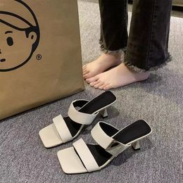 Sandálias nus de calcanhar de pé quadrado com uma sensação de design de nicho.Flippers usados ​​do lado de fora com saltos altos.2024 SUMPLEM FILDAS NOVO ESTILO RETRO