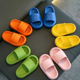 Designer Summer Kids Casual slippers Solid color breathable non-slip Family Bathroom Beach Kids Soft slippers Boys Girls indoor shoes