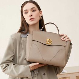 Design 2024 of Genuine Leather Wave Bag with the Same Design As Commuting High-capacity Backpack Computer Womens Briefcase