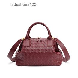 Bowling Bags Single Veneeta Handbag Fashion Cowhide Shoulder Girl Simple Bauletto Straddle 2024 Woven Luxury Tote Designer Botteega Handbag Womens Bag ZLQ3