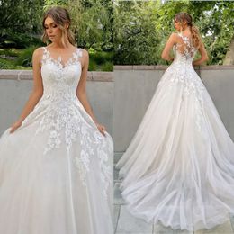 Uma tripulação de casamento de lda de cravo de noiva Apliques de pescoço de pescoço com mangas de tule longa vestidos de noiva Botões traseiros de ilusão boho praia vestidos de novia