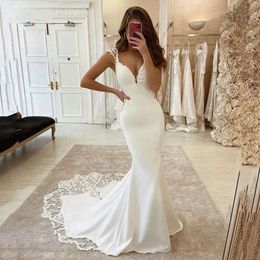 Sukniczne sukienki ślubne Deep Storynka w szyku czapka z nutą koronkowe aplikacje bez pleców formalne satynowe suknie ślubne długie zamiatanie pociągu Boho Beach Bride sukienka