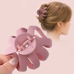 Clamps Women Girls Geometric Hair Claw Clamps Metal Hair Crab Moon Shape Hair Claw Clip Solid Colour Hairpin Large Size Hair Accessories Y240425