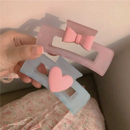 Kelepçeler yhj yeni akrilik pembe kız kalp geometrik kalp şeklindeki kawaii pençeleri köpekbalıkları yengeçler saç klipsli pençe saç aksesuarları kadınlar için y240425