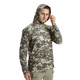 T-shirty męskie wiosna/lato wypoczynek mody Camo taktyczny z kapturem T-shirt na świeżym powietrzu Sport Szybkie suszenie oddychające długie rękawy 240426