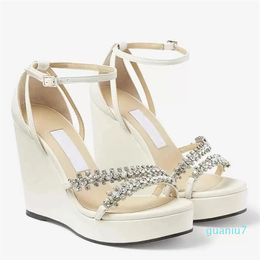 2024 Lüks Markalar Yaza Hazır Bing Sandaletler Kadınlar İçin Ayakkabılar Konforlu Kama Latte Nappa Deri Kristaller İki Ayak Tip Kayışları Yüksek Topuklu Elbise Partisi Düğün Yüksek Topuk Ayakkabı
