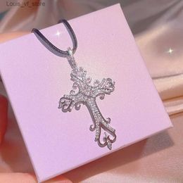 Pendant Necklaces Vintage 925 Silver Palace Wind Cross Necklace Card Christian Religious Zircon Jewelry Tourist Souvenirs Gift H240426