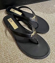 Luxury designer Flat Slippers Women 2024 Summer Velvet Crystal Metallic brand Shoes for Women Sandals Non-slip Sexy Beach Flip-flops Slides Tories thong