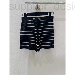 Frauen -Shorts -Designer 24 Frühjahr, neue gestrickte Shorts von MU, gestreiftes Kontrastbuchstaben, die Schlankheit, Hüften, modische High Street -Frauen A08s zeigen