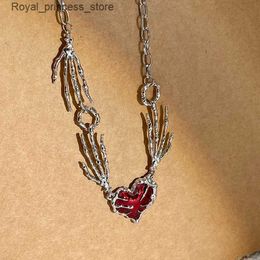 Pendant Necklaces Personalised punk heart-shaped pendant necklace womens fashionable hip-hop skeleton bracelet necklace Jewellery accessories wholesale Q240426