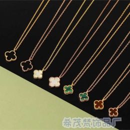 2024 Classic Four Leaf Clover Necklaces Pendants Fanjia High Version Fashion S925 Sterling Silver Single Flower Necklace Natural Beimu Agate Pendant