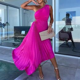 Runway Dresses Sexy One Shoulder Hollow Out Asymmetric Dress Female Solid Color Slim Fit Evening Dress Elegant Slant Collar Pleated Beach Dress Y240426