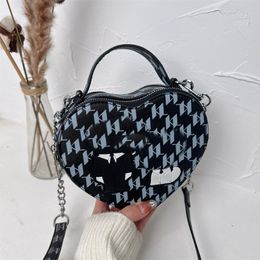 2024 New Small Messenger Bag Love Stylish Shoulder Bag Duffel Bags for Women Mini Heart Chains Bag Lady Luxury Crossbody Purse Zipper Handbags