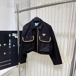 Projektantka kurtek damskich Nanyou Zhi 2024 Wczesna wiosna nowa moda kołnierz polo kontrast Condytualny płaszcz klasyczny Trójkąt Trójkąt podwójny kieszonkowy X3v7