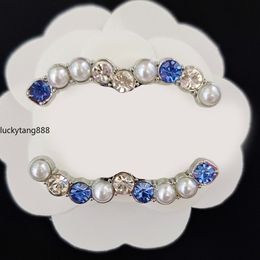 Lot Style broszka projektant marki litera diamentowe szpilki perłowe broszki pin biżuteria 18k złota kobiet w przyjęciu na przyjęcie weselne