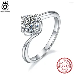 Cluster Rings ORSA JEWELS S925 Silver Classic 1.0ct Round Cut D Colour VVS Moissanite Diamond Wedding Engagement Ring Jewellery For Women SMR83