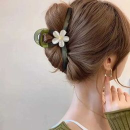 Klämmor Fashion Flower Clamping Clip for Women Stor Premium Sense Clip for Headwear Hairpin Temperament Back Spoon Pan Hair Shark Clip Y240425