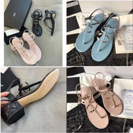 Flats New Sandal Shoes Channel 2024 Summer Beach Clip Toe Slides Brand Designer Flip-flops Quilted Chain Sandals Low Heel Women Slippers s Original Quality