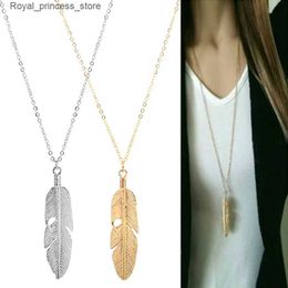 Pendant Necklaces Fashionable and simple gold instrument feather pendant necklace suitable for womens leaf shape long Woollen clothing chain girl Q240426