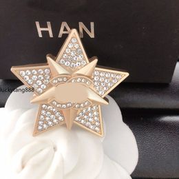 Basit tasarımcı marka çift harfli broşlar geometrik bronz kazak takım elbise yaka pimi broşa moda erkekler kadın kristal rhinestone yıldız broş broş düğün takı