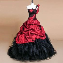 Ruched Teered Gothic Red Wedding Black and Dark One Shourthing Strap 라인 긴 신부 가운 레이스 업 뒤 2024 빈티지 여성 가장 무도회 드레스