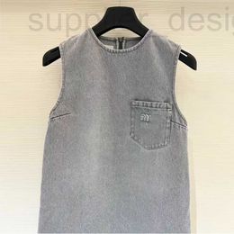 Arbetsklänningar Designer 2023 Sommar Ny mode ärmlös rund nacke denim tank top klänning kvinnors mitten av längden 66xh