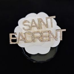 Aşk ŞEKİL MEKTUPLAR KAPLAR GROVE YSL ALLOY BROOCH ANLAŞMAK Prenses Stil Pin Mizaç Güzel Tüm Tur Pim Giyim Yakalama Pin Takı