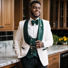 Jackets 3 Pieces Groom Tuxedo for Wedding African Slim Fit Men Suits White Floral Pattern Jacket Green Velvet Vest with Black Pants 2024