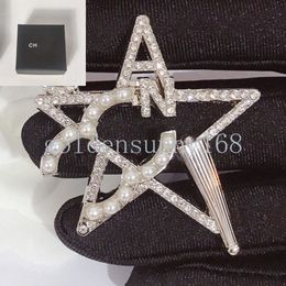 Stars Brooches Vogue Men Womens Designer Brand Letter Brooch 18K Gold Inlay Crystal Rhinestone Pearl Jewellery Broche Charm Pins Marry Christmas Party Gift with Box